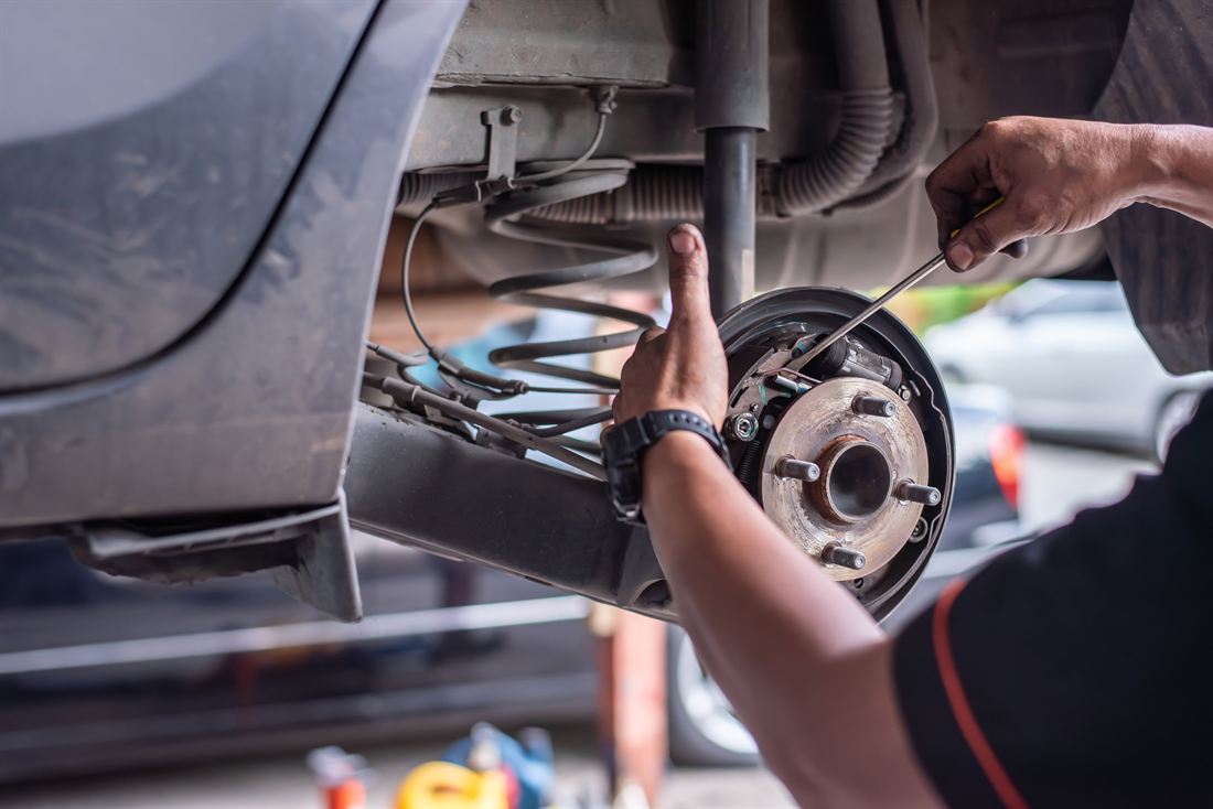 123 Auto Center technician at work